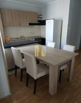 Trpezarija sa trpezarijskim stolom i stolicama, povezana sa kuhinjom. - image 4