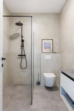 Moderno opremljeno kupatilo sa tuš kabinom i sanitarijama. - image 15