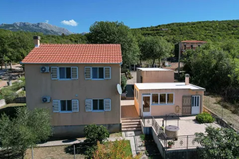 Pogled iz vazduha na kuću sa dvoriijem i pomoćnim objektima u prirodnom okruženju. - image 52