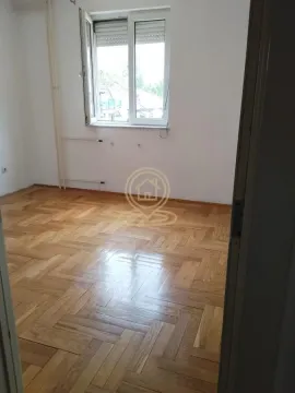 Prazna soba sa drvenim parketom i prozorom. - image 17