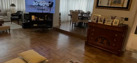 Prostrani dnevni boravak sa parketom i trpezarijom u pozadini. - image 5