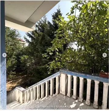 Terasa sa betonskom ogradom okružena zelenilom. - image 14