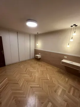 Prazna spavaća soba sa ugradnim plakarom, drvenim parketom i rasvjetom. - image 15