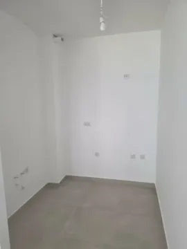 Prazna neopremljena prostorija sa bijelim zidovima i sijalicom na plafonu. - image 4
