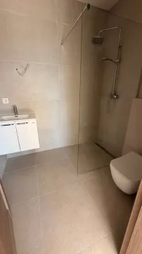 Moderne opremljeno kupatilo sa tuš kabinom. - image 4