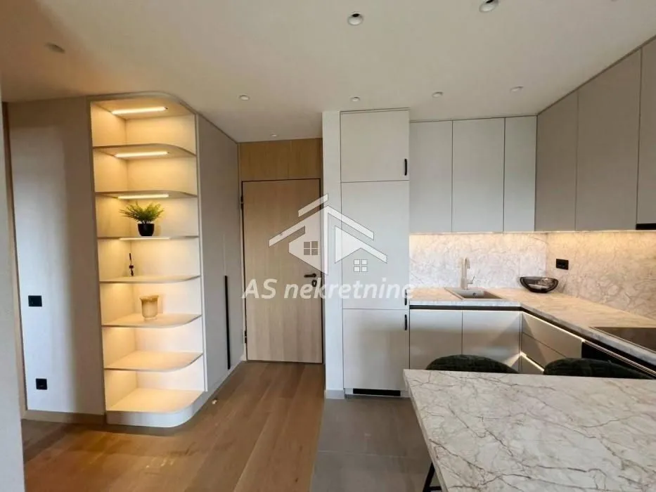Izdavanje, trosoban stan, 56m², Savski Venac, Beograd