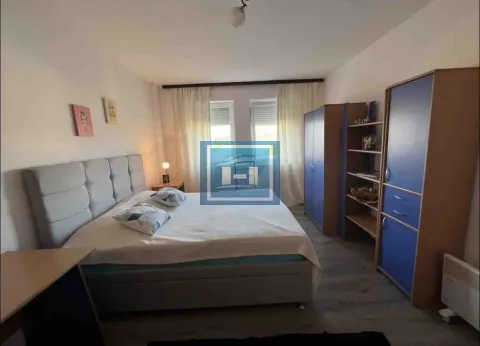Nameštena spavaća soba sa bračnim krevetom, plakarima i prozorom. - image 7