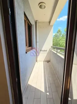 Dugačak popločani balkon sa metalnom ogradom i pogledom na zelenilo. - image 13