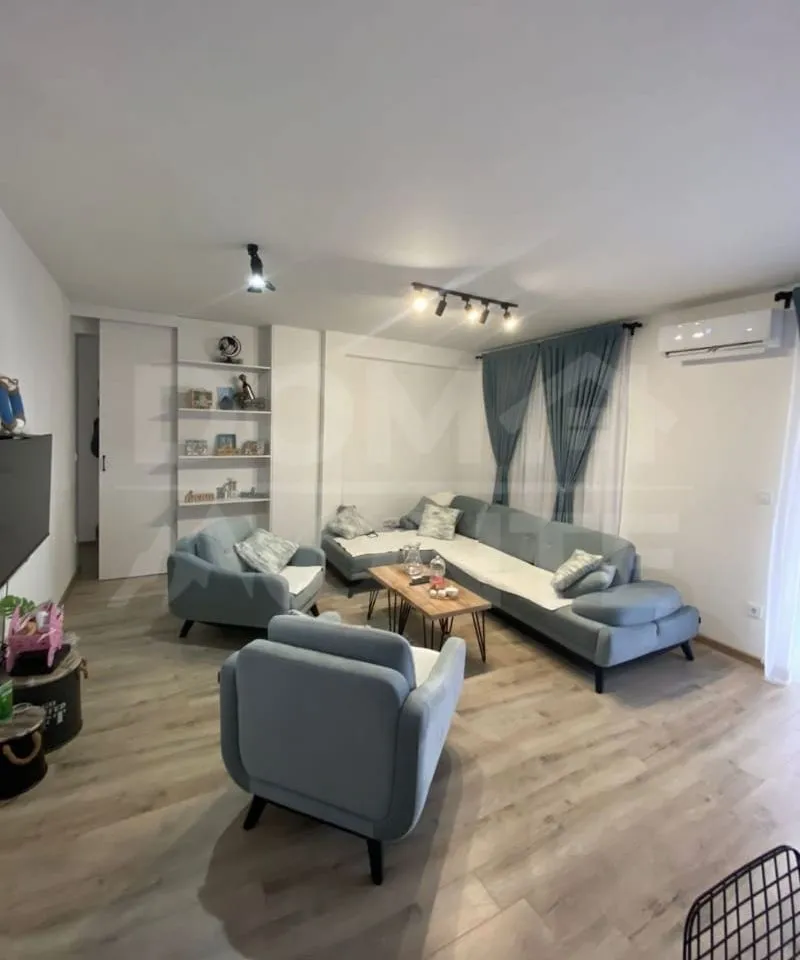Izdavanje, trosoban stan, 100m², Tivat, Crna Gora