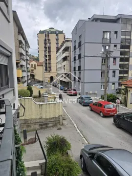 Pogled sa terase na gradsku ulicu i okolne zgrade. - image 2
