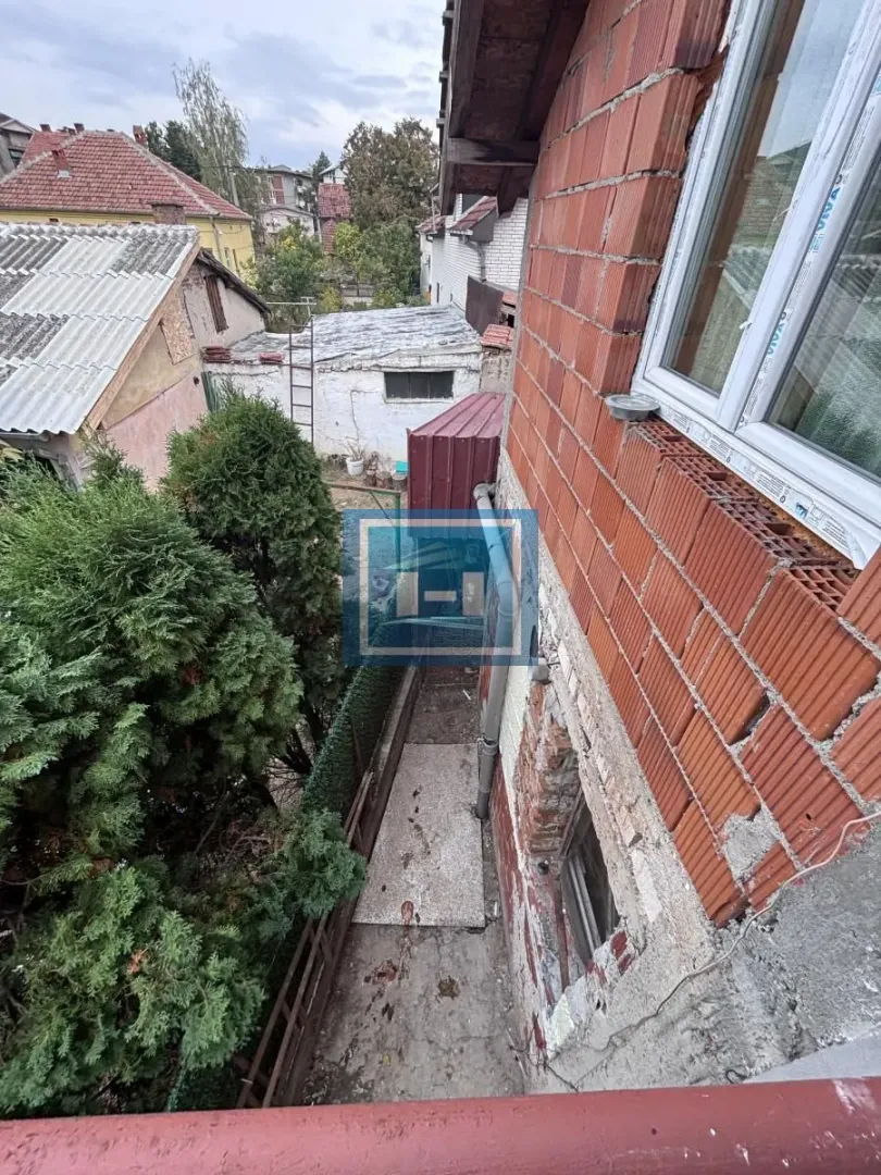 Pogled sa terase na dvorište i okolne objekte.