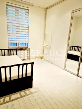 Bright bedroom with a bed and a large mirrored wardrobe. - image 4