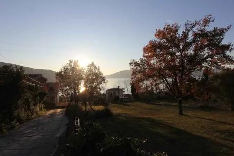 Dvorište sa drvećem i pogledom na more u zalasku sunca. - image 3
