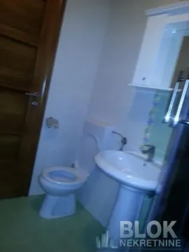 Smaller bathroom equipped with sanitary ware and a washbasin. - image 6
