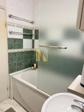 Manje kupatilo sa kadom i tuš paravanom. - image 14