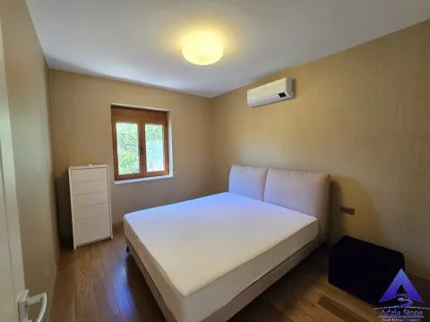 Namještena spavaća soba sa bračnim krevetom, komodom i klima uređajem. - image 22