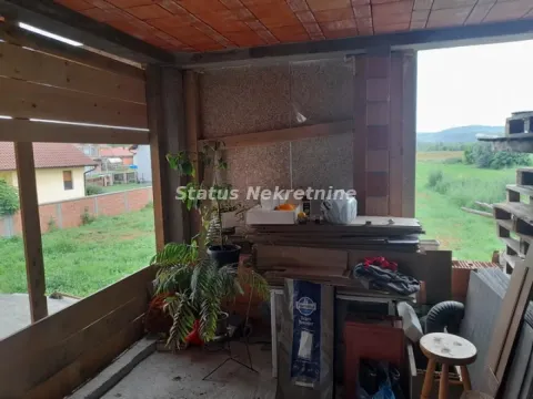 Nezavršeni prostor sa otvorenim pogledom na prirodu i okolne kuće. - image 7