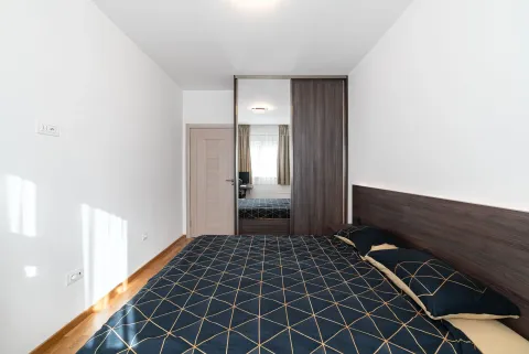 Moderna spavaća soba sa bračnim krevetom i ugradnim plakarom sa ogledalom. - image 11