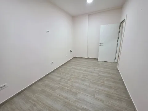 Izdavanje, poslovni prostor, 58m², Tološka šuma, Podgorica - image 11