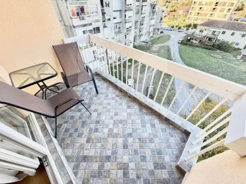 Nenamešten balkon sa garniturom za sjedenje i pogledom na naselje. - image 4