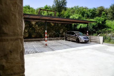 Natkriveni parking prostor sa parkiranim automobilom u dvorištu. - image 8