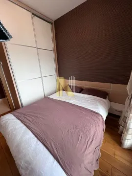 Manja spavaća soba sa bračnim krevetom i ugradnim plakarom. - image 4