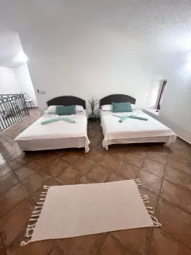 Spavaća soba sa dva bračna kreveta i popločanim podom. - image 13
