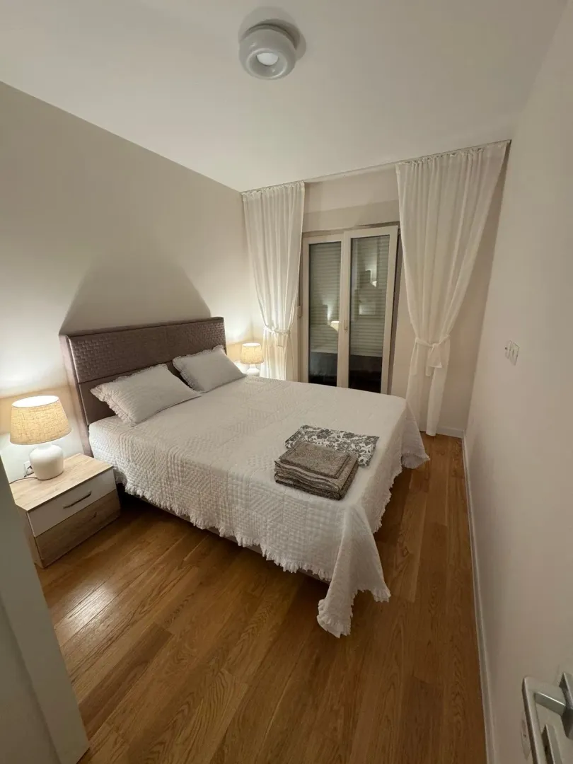 Izdavanje, jednosoban stan, 50m², Central Point, Podgorica