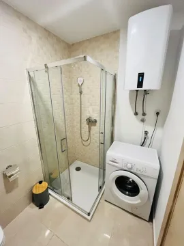 Kupatilo sa tuš kabinom, veš mašinom i bojlerom. - image 10