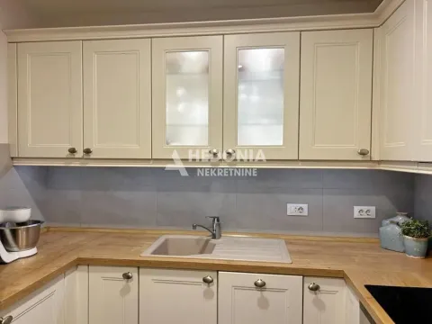 Pogled na kuhinjske elemente sa sudoperom i radnom površinom. - image 4
