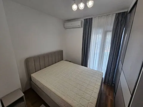 Namještena spavaća soba sa bračnim krevetom, garderoberom i izlazom na terasu. - image 7