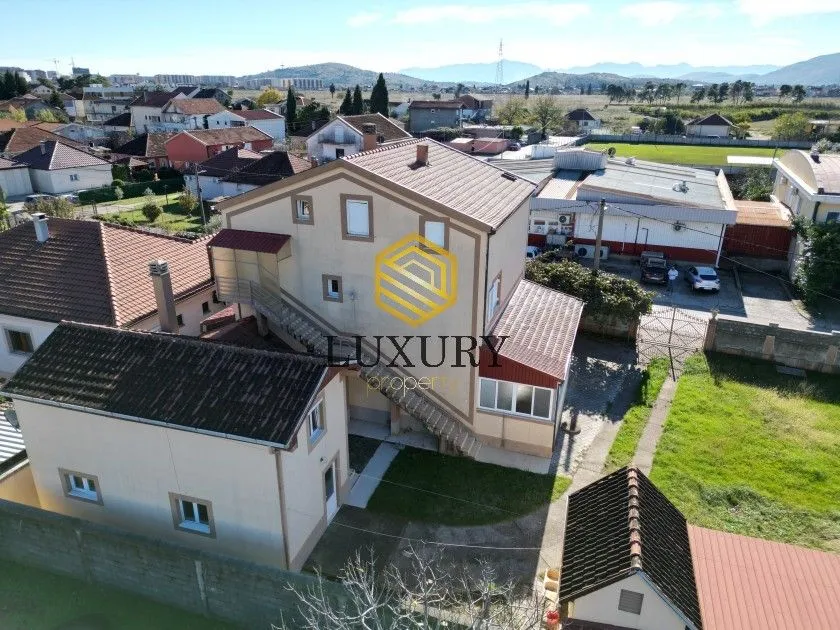 Izdavanje, kuća, 256m², Tološi, Podgorica