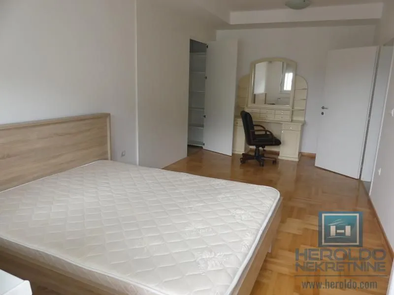 Prodaja, četvorosoban stan, 105m², Vašarište, Jagodina