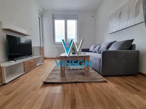 Dnevna soba sa garniturom, televizorom i drvenim podom. - image 4