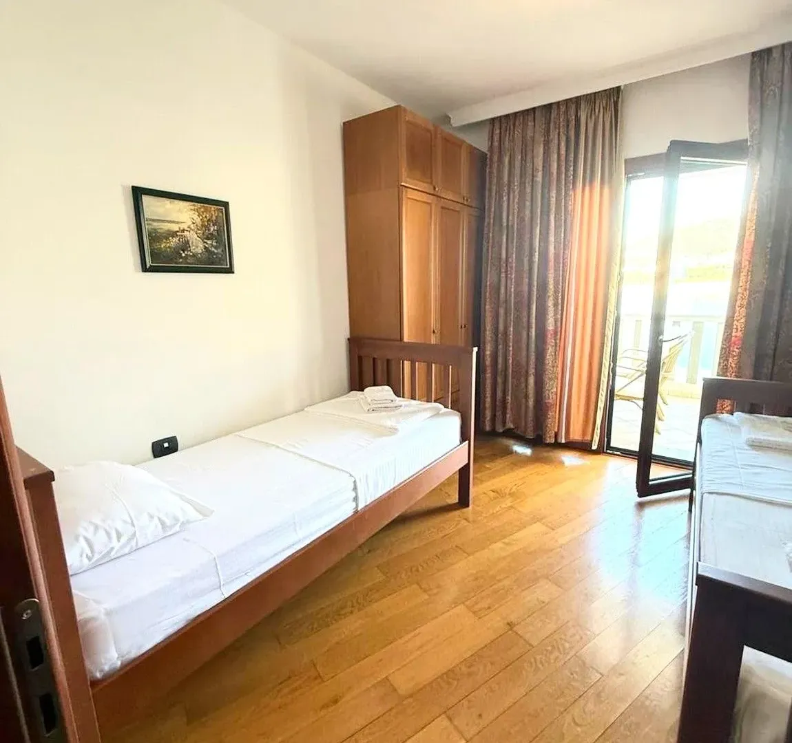 Izdavanje, dvosoban stan, 85m², Rafailovići, Budva