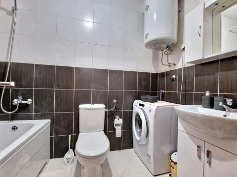 Rent, three bedroom apartment, 90m², Budva, Crna Gora - image 12