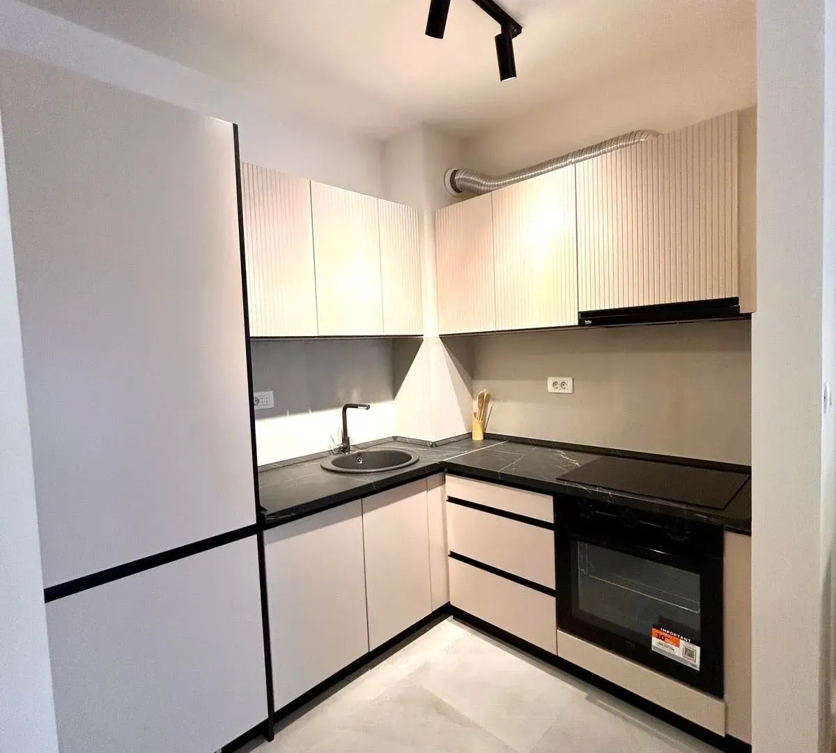 Izdavanje, jednosoban stan, 42m², Central Point, Podgorica