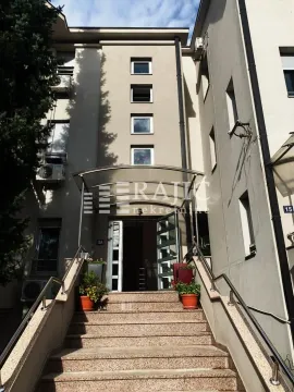 Ulaz u stambenu zgradu sa stepeništem i nadstrešnicom. - image 7