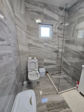 Moderno opremljeno kupatilo sa tuš kabinom i keramičkim pločicama. - image 15
