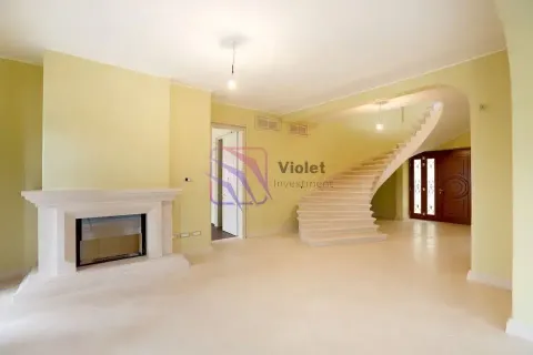 Prostrani dnevni boravak sa kaminom i stepeništem koje vodi na sprat. - image 9
