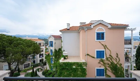 Pogled sa terase na spoljašnjost zgrada i okruženje sa zelenilom. - image 10