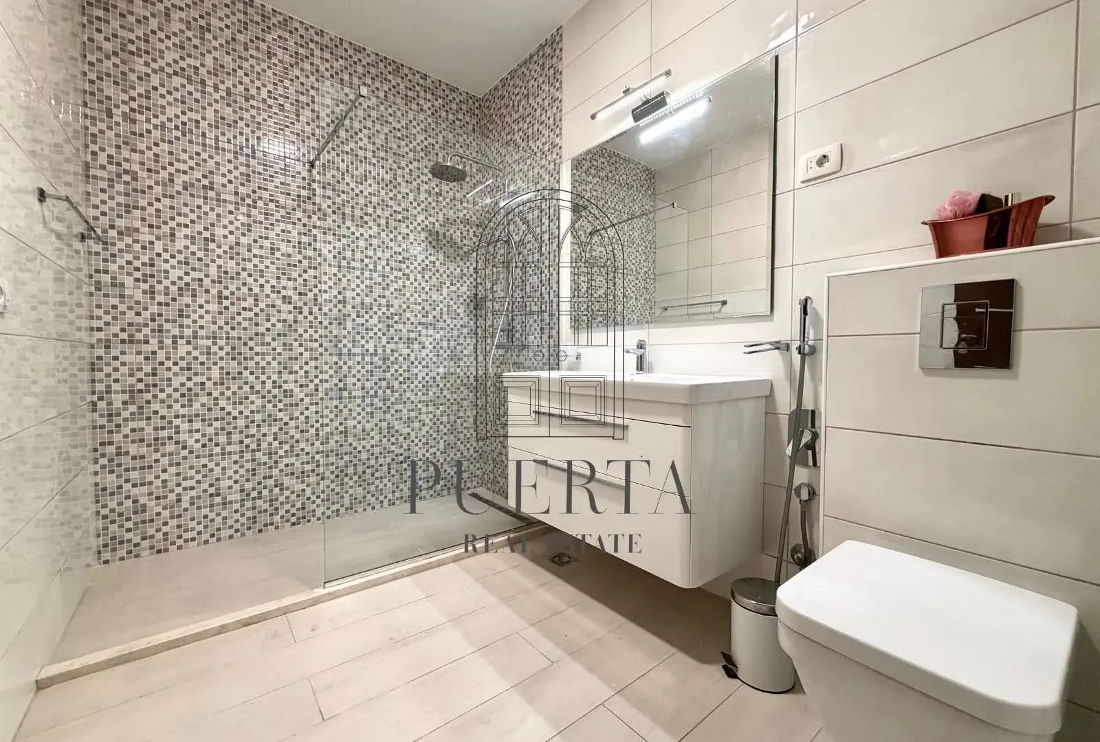 Izdavanje, dvosoban stan, 90m², Preko Morače, Podgorica