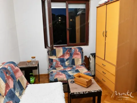 Manja spavaća soba sa krevetom, garderoberom i prozorom. - image 15