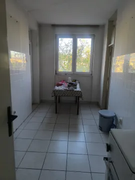 Prazna kuhinja sa keramičkim pločicama i stolom. - image 3