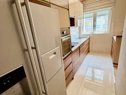 Izdavanje, trosoban stan, 100m², City Kvart, Podgorica - image 4