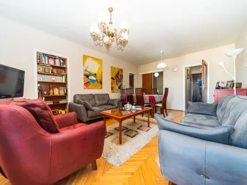 Prodaja, dvosoban stan, 74m², Pejton, Podgorica