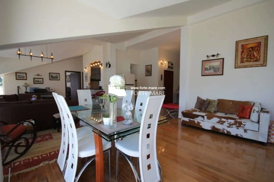 Prodaja, četvorosoban stan, 127m², Njivice, Herceg Novi