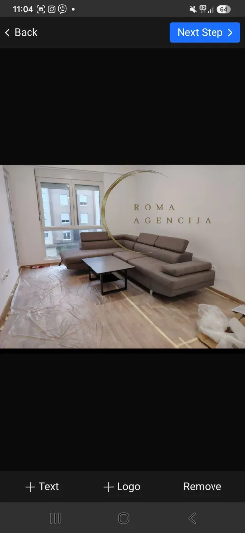 Dnevna soba sa ugaonom garniturom i zaštitnom folijom na podu.
