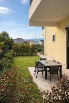 Uređeno dvorište sa terasom i stolom za ručavanje ispred kuće. - image 12