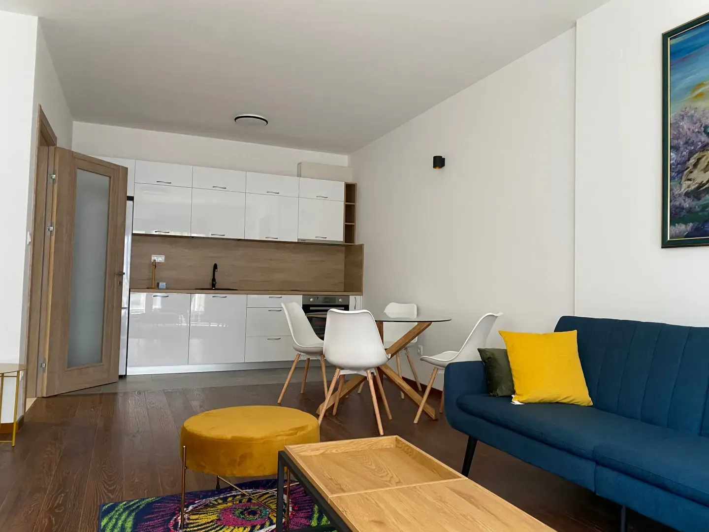 Living room with a kitchen and a dining table.